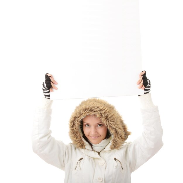 Zdjęcie portret kobiety trzymającej pusty billboard na białym tle