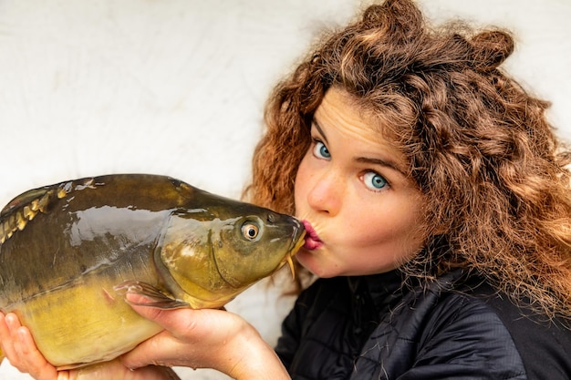 Zdjęcie portret kobiety trzymającej rybę
