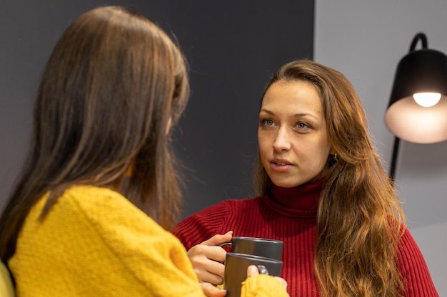 Zdjęcie portret kobiety trzymającej telefon komórkowy