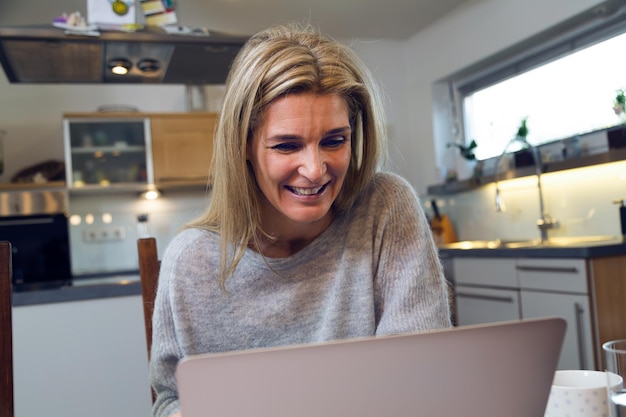 Portret kobiety używającej laptopa