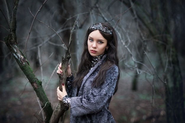 Portret Kobiety W Bajkowym Wizerunku Ciemnej Królowej W Tajemniczym Lesie