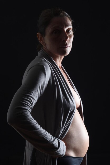 Portret Kobiety W Ciąży W Koszuli Na Czarnym Tle, Sześć Miesięcy