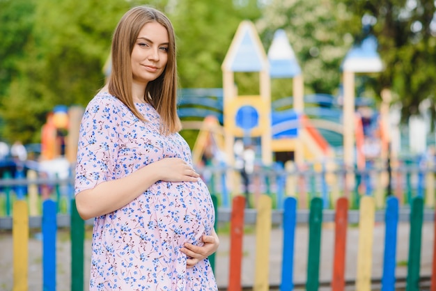 Portret kobiety w ciąży z placu zabaw