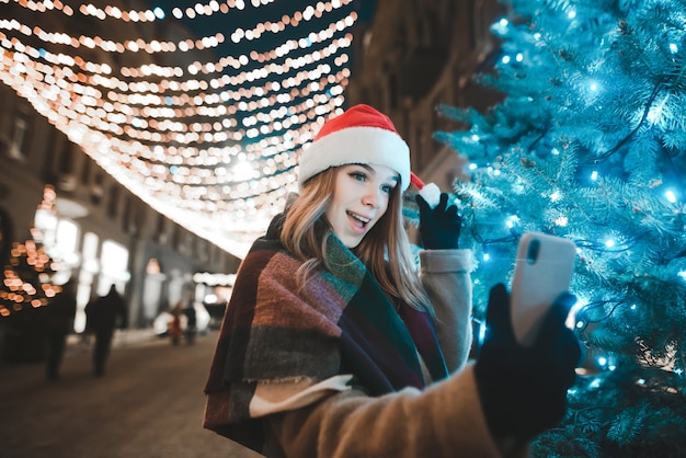 portret kobiety w kapeluszu Santa przy selfie