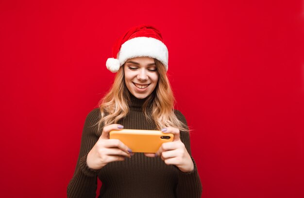portret kobiety w kapeluszu Santa z telefonem