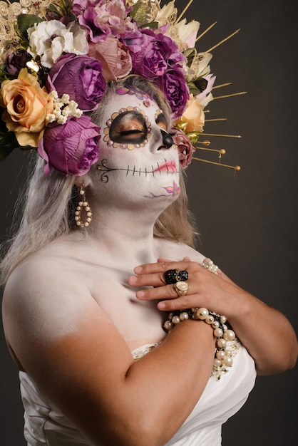 Portret kobiety w makijażu Katrina w sukience ślubnej Makijaż czaszki cukrowej
