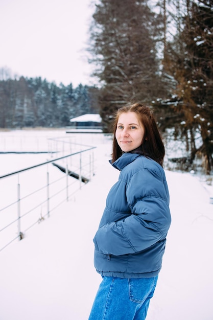 Portret kobiety w zimowych ubraniach na temat przyrody Wokół jest dużo śniegu