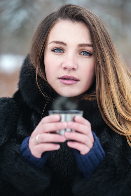 Zdjęcie portret kobiety z drinkiem