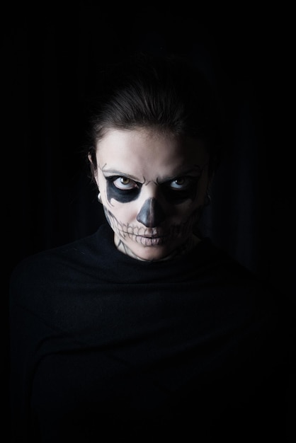 Portret kobiety z farbą na twarzy
