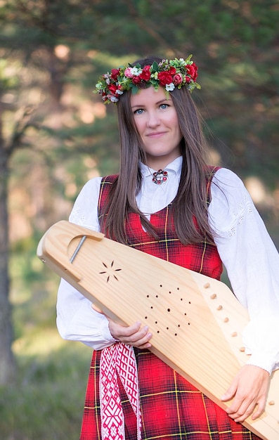 Zdjęcie portret kobiety z harfą stojącej w lesie