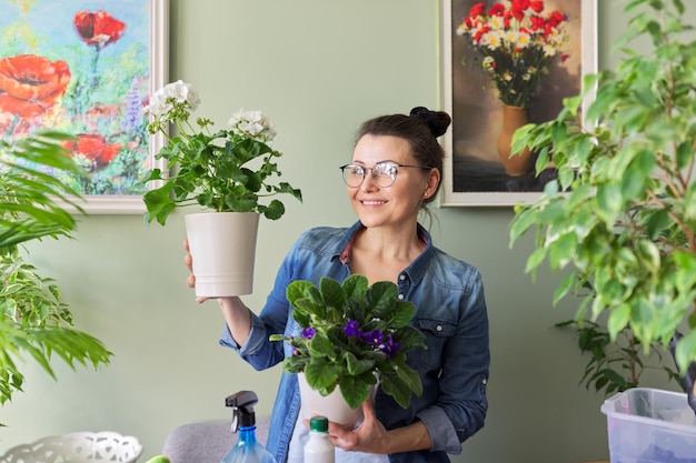 Portret kobiety z hobby roślin doniczkowych i przyrodą rekreacyjną w domu