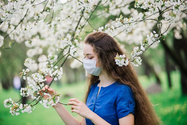 portret kobiety z maską