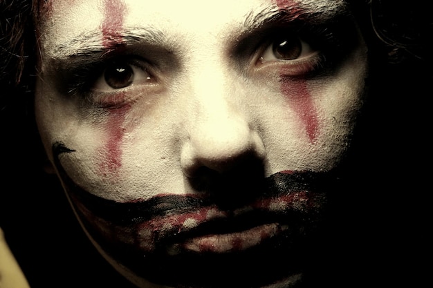 Portret kobiety z przerażającym makijażem halloween w ciemności
