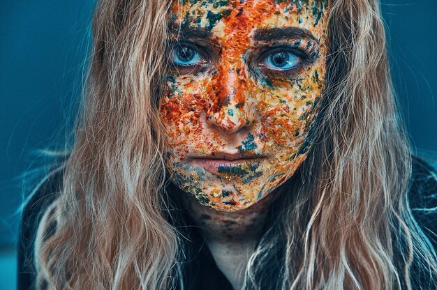Zdjęcie portret kobiety z przerażającym makijażem