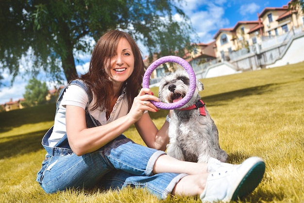 Zdjęcie portret kobiety z psem w parku