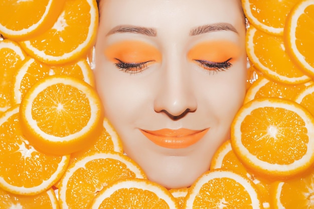 Portret kobiety z zbliżeniem pomarańczy Jasny pomarańczowy makijaż
