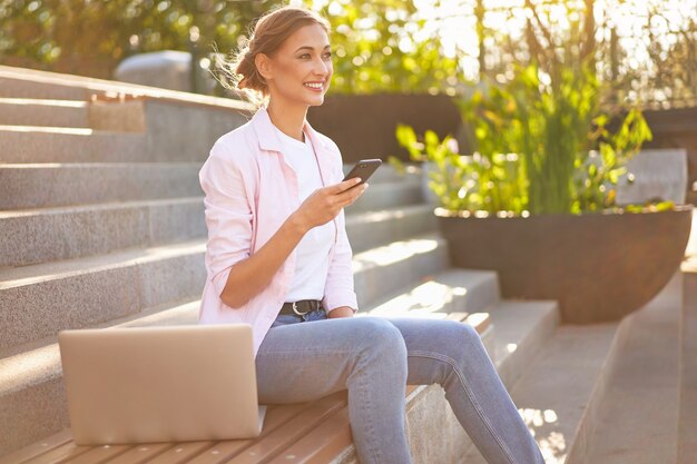 portret kobiety za pomocą laptopa