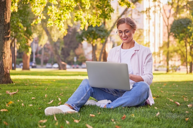 portret kobiety za pomocą laptopa