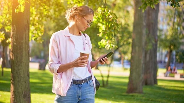 portret kobiety za pomocą telefonu