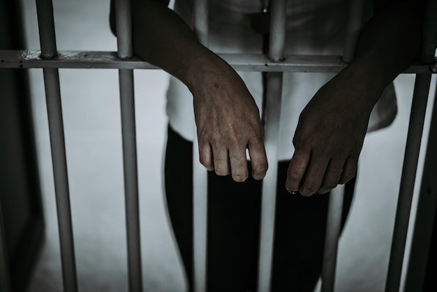 Portret kobiety zdesperowanej, by złapać żelazny więzień, koncepcja więźnia z tajlandiiMam nadzieję, że będę wolna