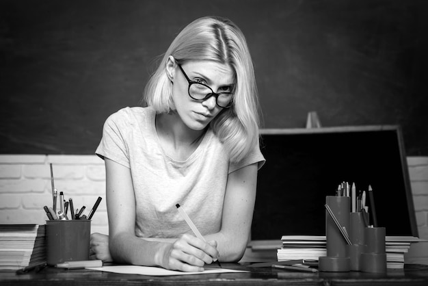 Portret Koncepcyjny Uczenia Się I Edukacji Studentki Uniwersytetu W Pomieszczeniu Nauczyciel Jest Wykwalifikowanym Liderem