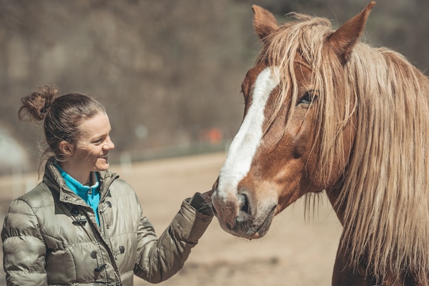 Portret konia z młodą kobietą