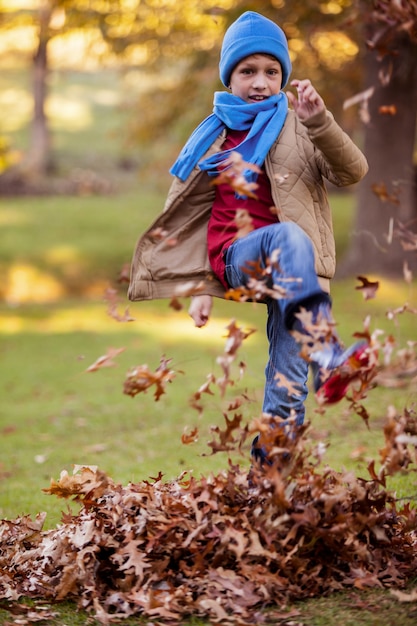 Portret kopie jesień liście chłopiec