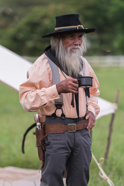 Zdjęcie portret kowbojów po piciu