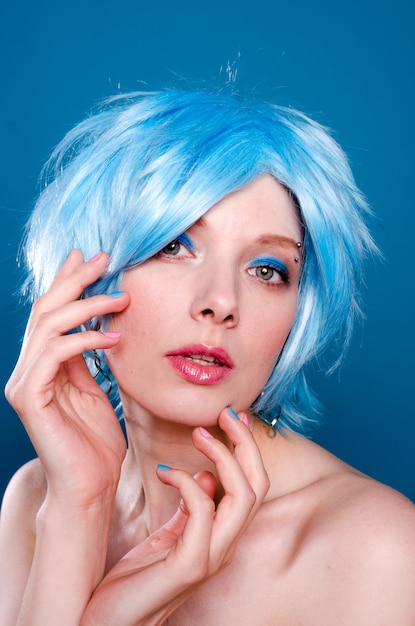 Portret ładna kobieta z błękitnym włosy i makijażem