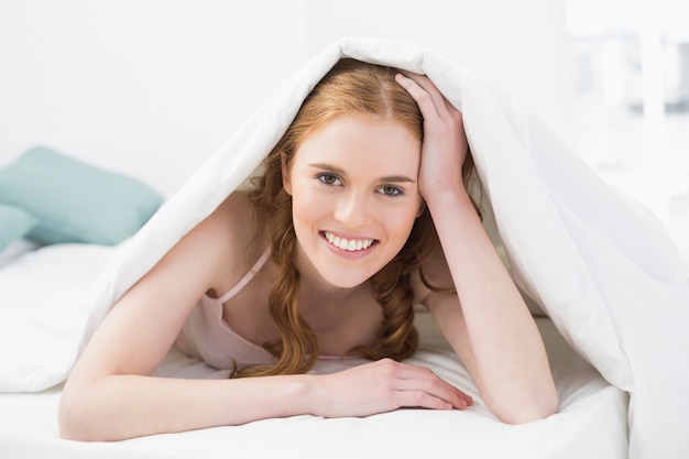 Portret ładna młoda kobieta w łóżku