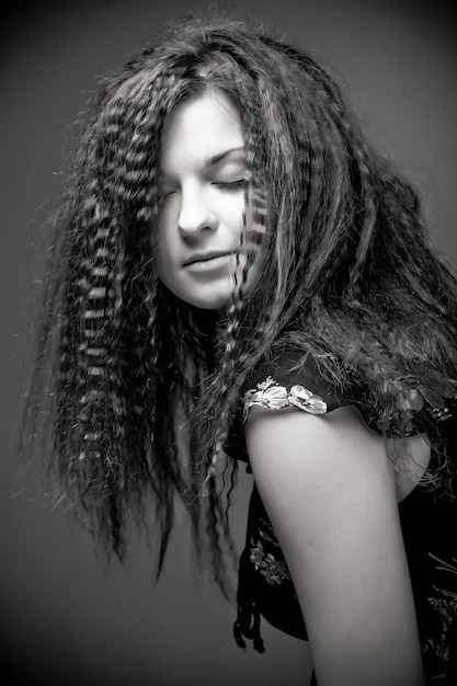 Zdjęcie portret ładna młoda kobieta z kędzierzawym włosy