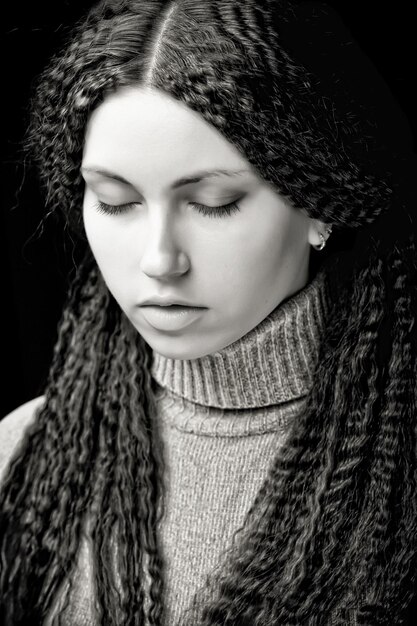 Portret ładna młoda kobieta z kędzierzawym włosy