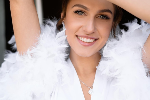 Portret ładna twarz panny młodej kaukaski brunetka dziewczyna z ślubu nago makijaż ubrana w biały peniuar