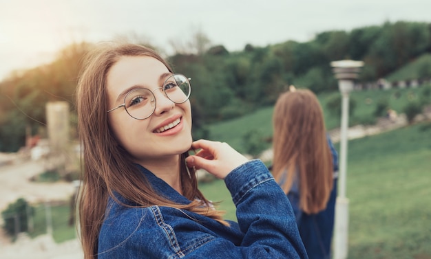 Portret ładne młode dziewczyny w miasto parku