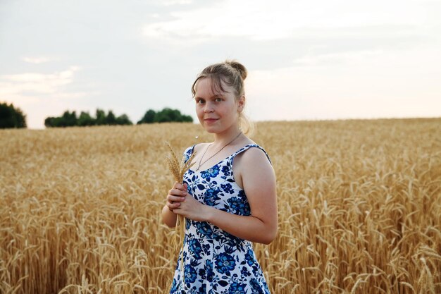 Portret ładnej 15-letniej dziewczyny spacerującej w polu zbóż