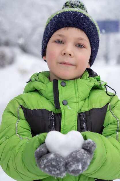 Portret ładny chłopiec w okresie zimowym