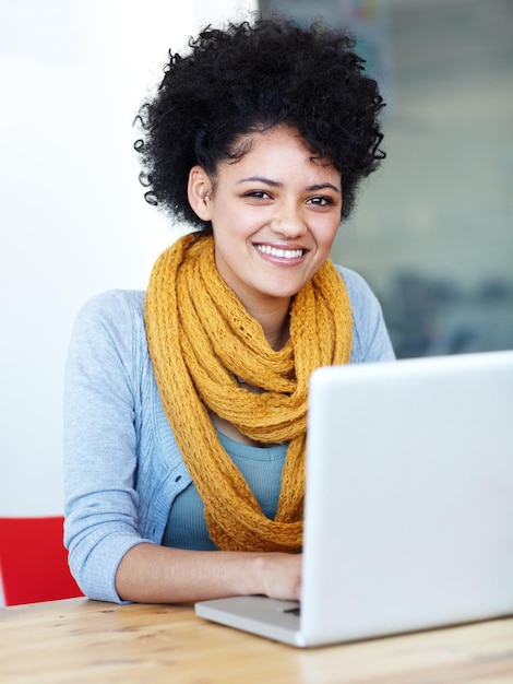 Portret laptopa i szczęśliwa kobieta lub studentka do edukacji online, studiująca kurs i planowanie uniwersytetu przy biurku Kreatywny uśmiech i twarz afrykańskiej osoby w sieci komputerowej i badaniach stypendialnych