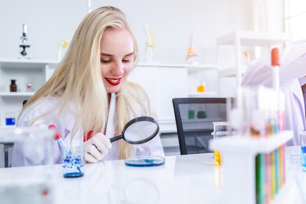 Zdjęcie portret lekarki badającej pacjenta w laboratorium