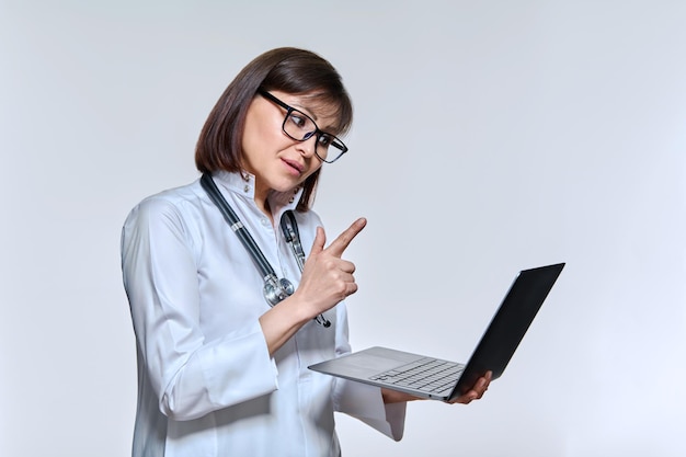 Portret Lekarki Używającej Laptopa Na Jasnym Tle Studia