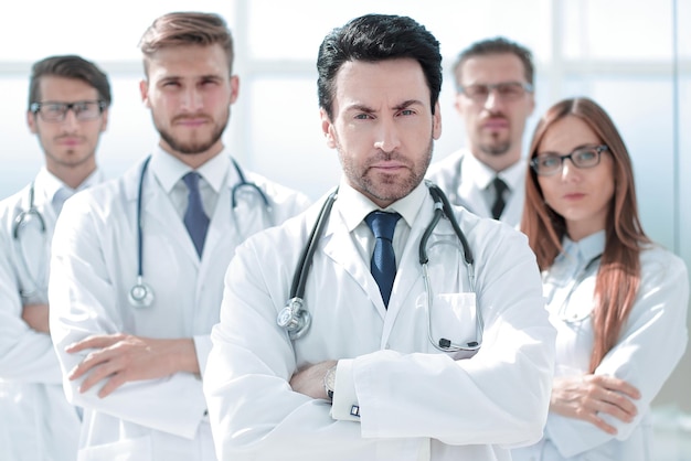 Portret lekarza i personelu medycznego stojącego w biurze