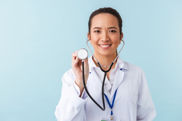Portret Lekarza Młoda Wesoła Kobieta Szczęśliwa Pozowanie Na Białym Tle Nad Niebieską ścianą Ze Stetoskopem.