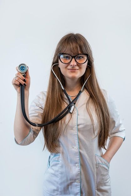 Portret lekarza na sobie biały mundur medyczny i stetoskop na białym tle na szary biały backgroung
