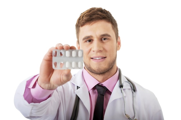 Zdjęcie portret lekarza trzymającego blister na białym tle