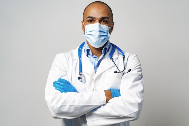 Portret lekarza w masce medycznej w szpitalu