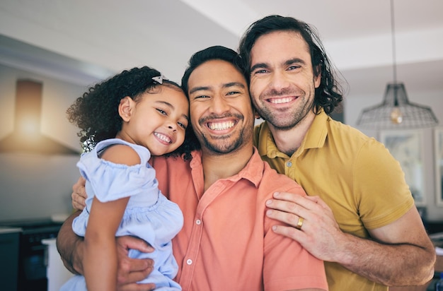 Portret LGBT i dziewczynka przytulają rodziców szczęśliwych i uśmiechniętych, ciesząc się czasem rodzinnym w domu razem Ojcowie homoseksualni z przybranym dzieckiem w salonie obejmują słodycz i troskę w swoim domu