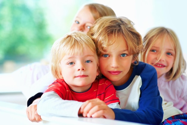 Zdjęcie portret łóżka lub dzieci z bratem i siostrą rodzeństwa w ich domu razem, aby odpocząć miłość rodzinna lub więź z uroczym chłopcem i dziewczynką dzieci w sypialni ich mieszkania w weekend