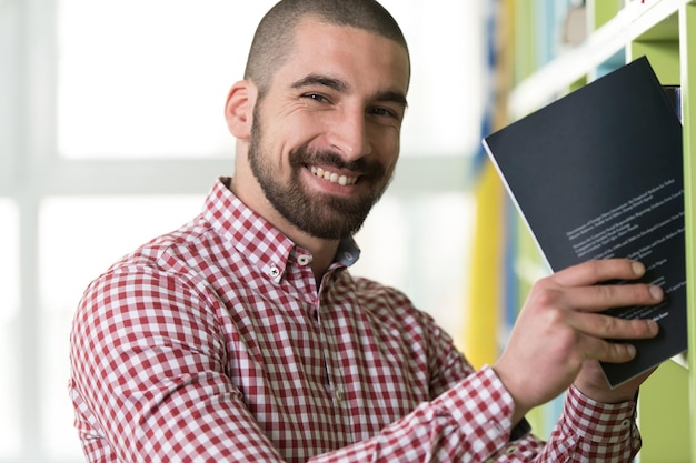 Portret mądrego kaukaskiego studenta