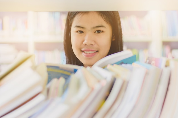 Portret mądry Azjatycki studencki czytanie i robić badaniu w szkoły wyższa bibliotece