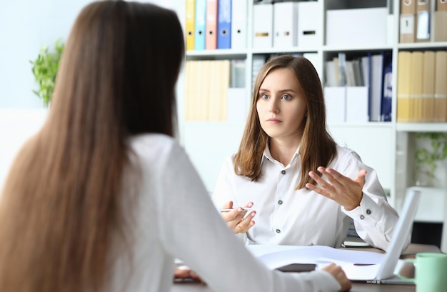 Portret mądrze biznesmeni siedzi w nowożytnym miejscu pracy