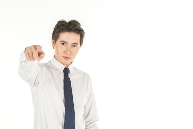 Portret mądrze młody azjatykci biznesmen z białą koszula i błękitnym krawatem Wskazuje palec na odosobnionej białej tła i kopii przestrzeni.